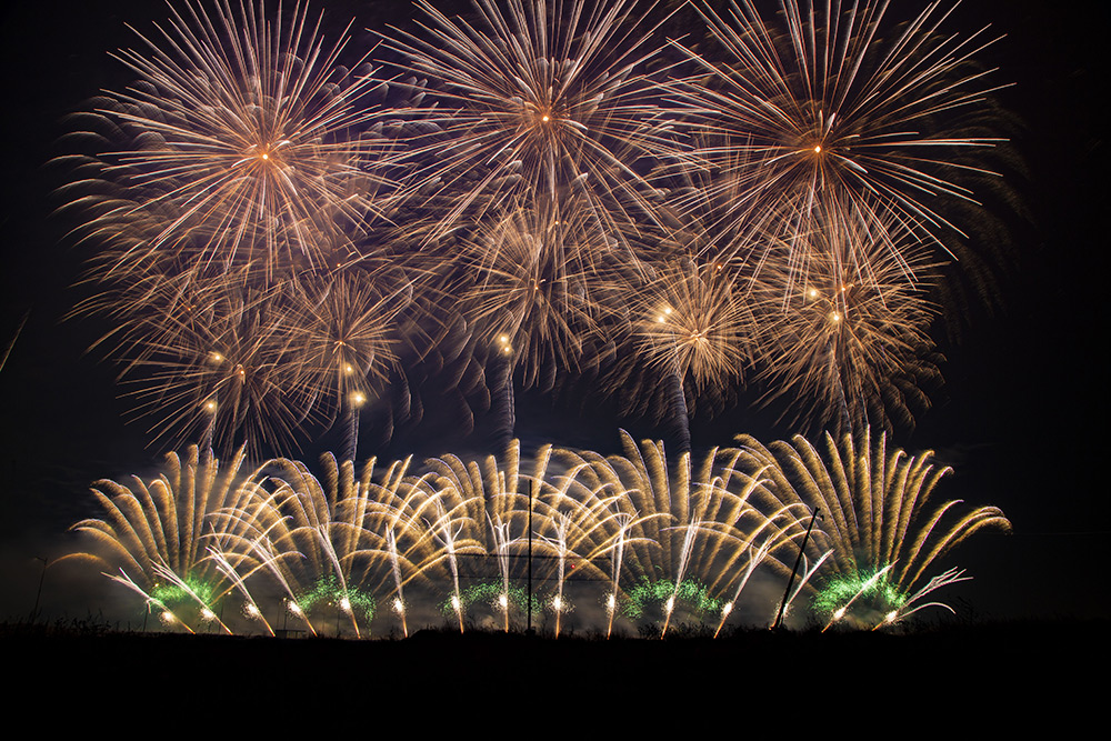 瀏陽(yáng)煙花助陣阜新百年國際賽道城冠軍之夜